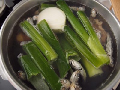 材料を入れて煮込む